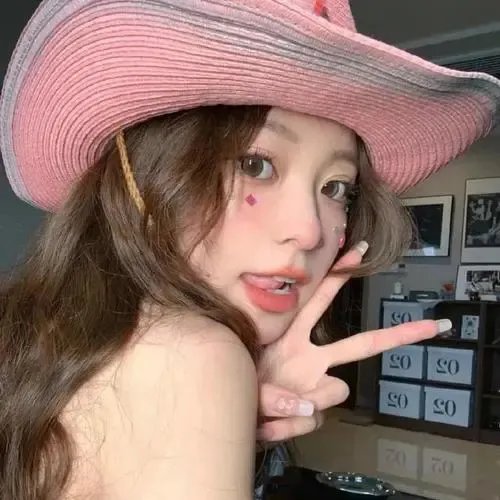 某天后之女又出大瓜：恋爱脑怒怼网友，品牌方解约，深夜